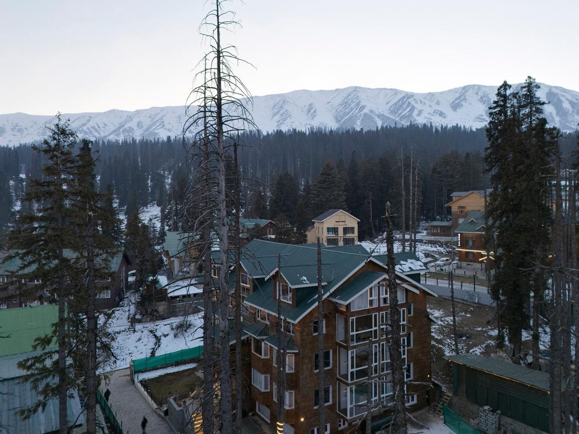 Hotel Pine Spring Гульмарг Екстер'єр фото