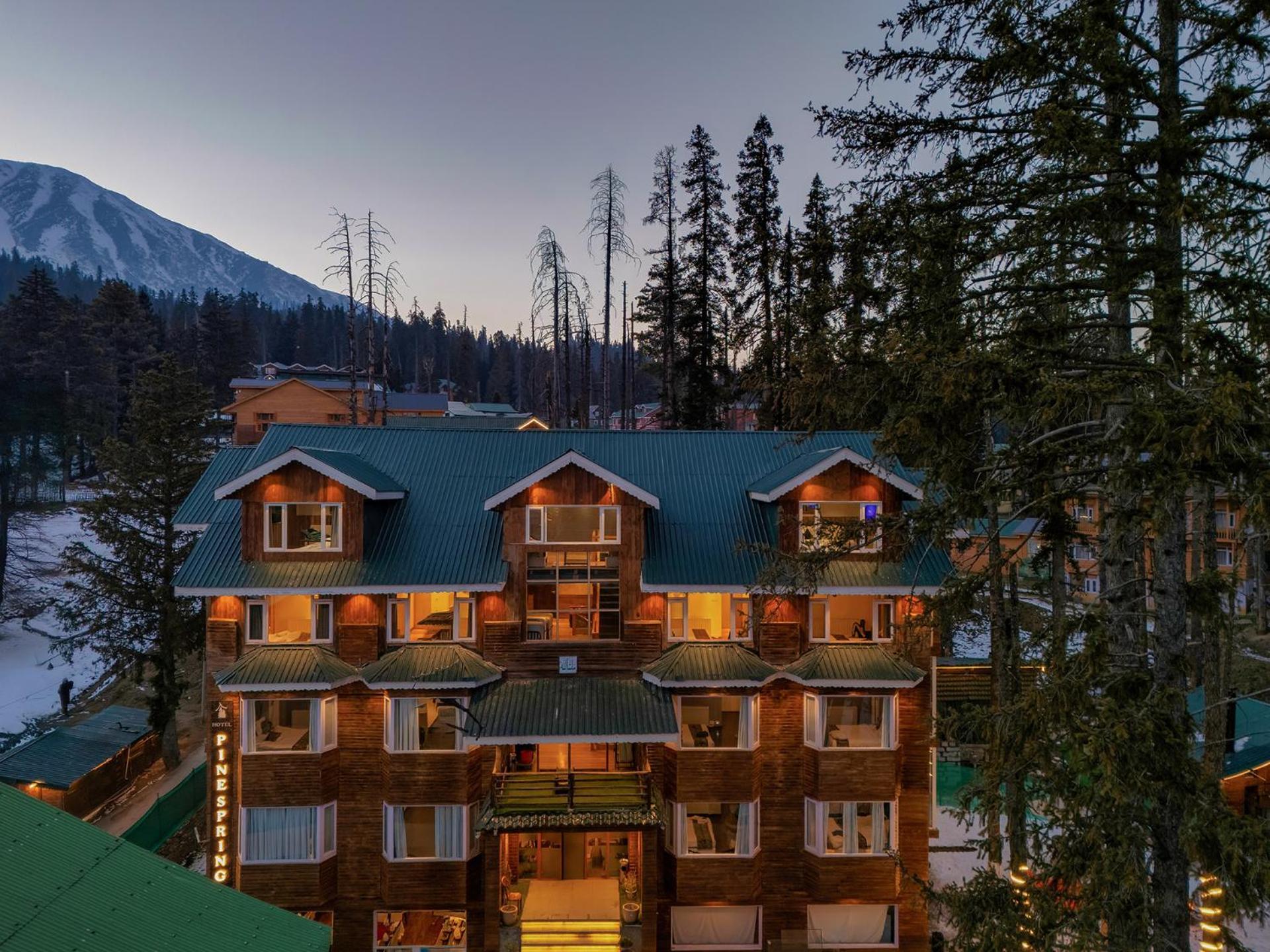 Hotel Pine Spring Гульмарг Екстер'єр фото