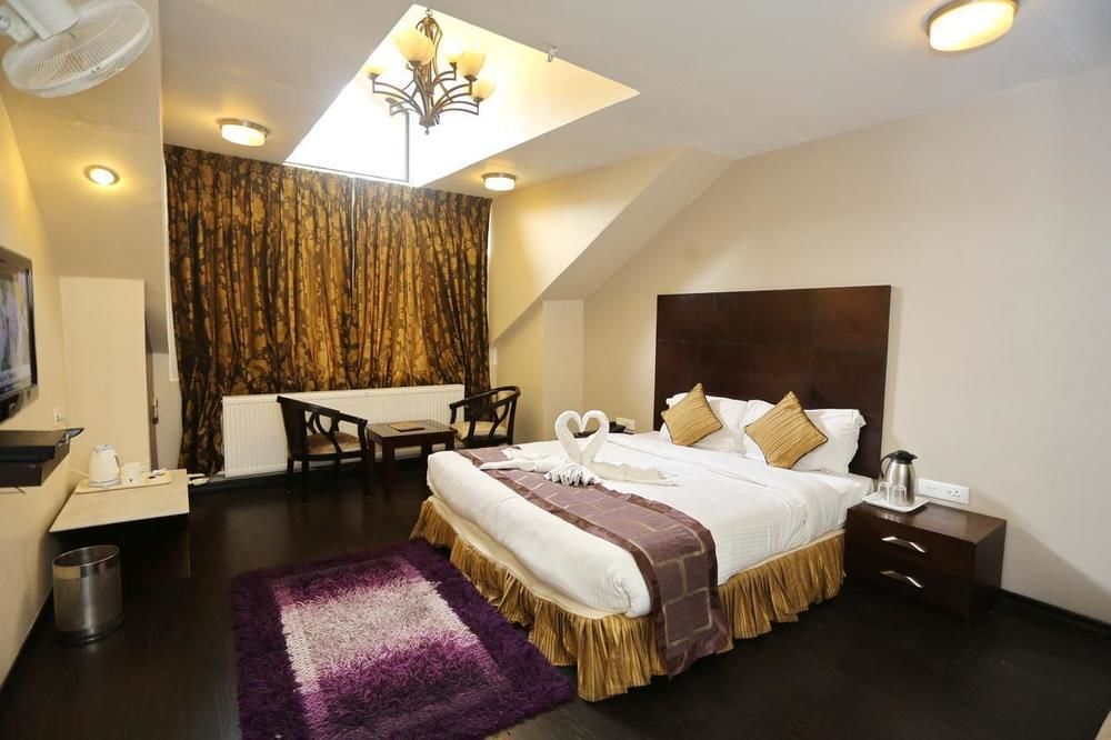 Hotel Pine Spring Гульмарг Екстер'єр фото